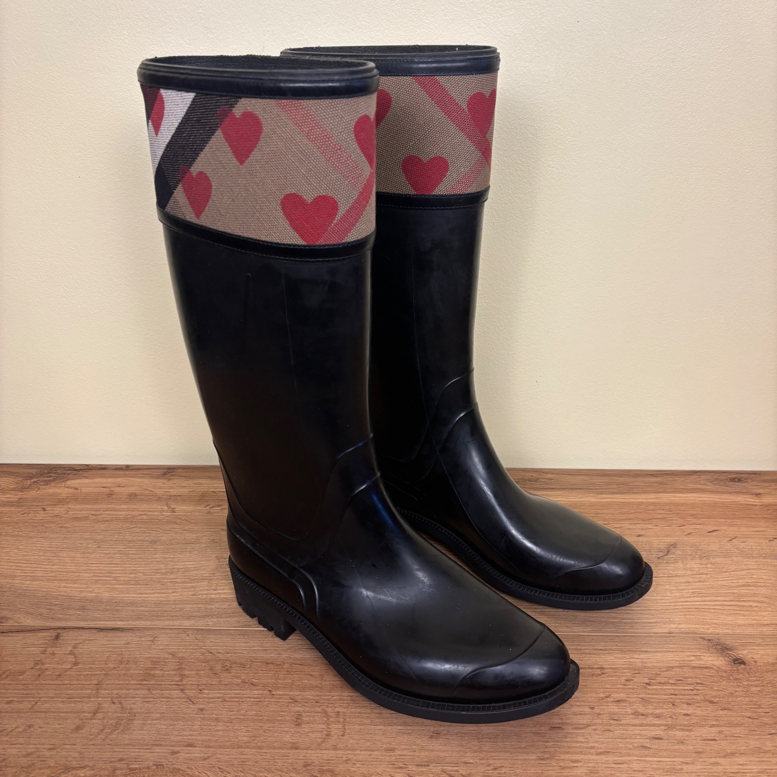 Burberry Crosshill Heart Check Rain Boots In Black Women Size 40 Outdoor Rubber